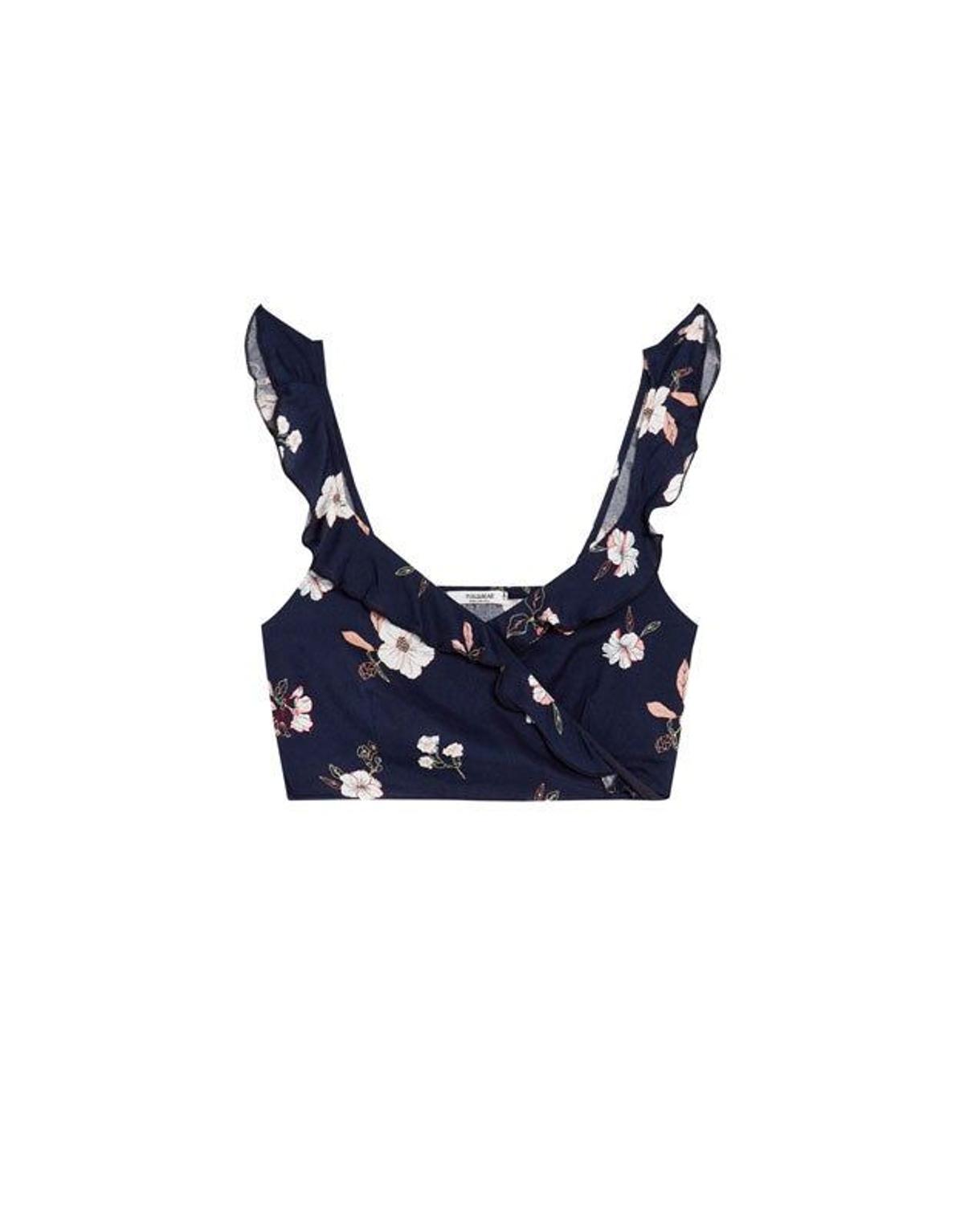 Top crop de volantes con flores de Pull&amp;Bear. (Precio: 15,99 euros)