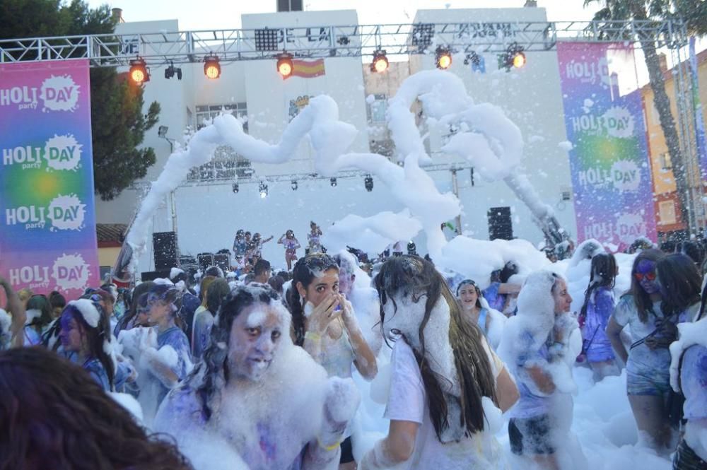 Un millar de personas disfrutan de los ''polvos holi'' en San Pedro