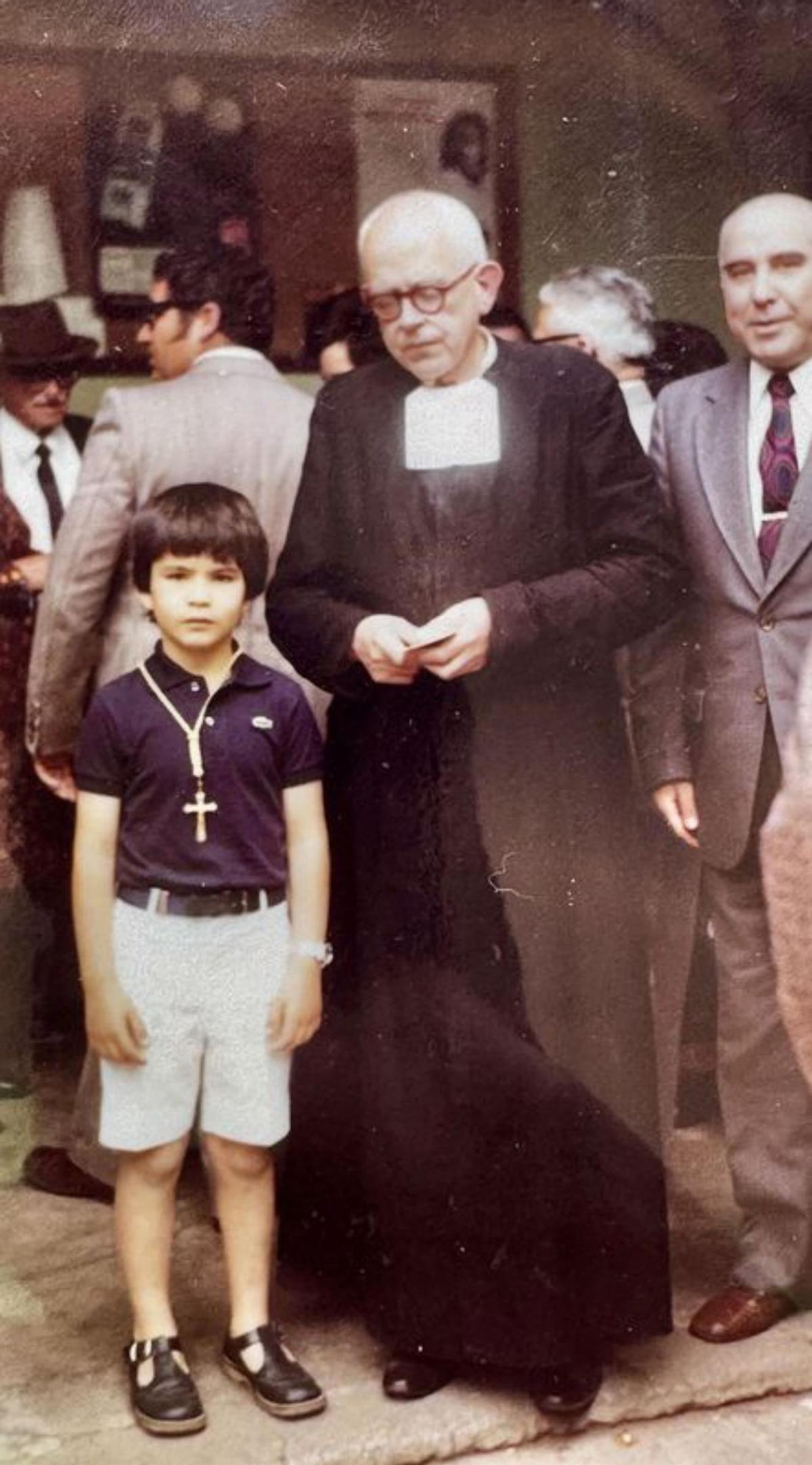 El hermano Ramón, en una Primera Comunión de tantas que asistió.  | | ED