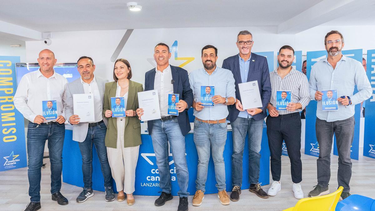 Oswaldo Betancort, cuarto por la izquierda, presenta su programa electoral junto a candidatos a los ayuntamientos de Lanzarote y el Parlamento de Canarias