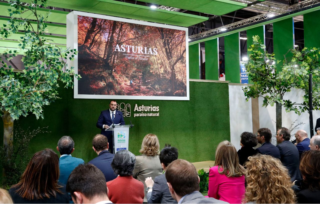 EN IMÁGENES: Así fue la visita de Adrián Barbón al estand de Asturias en Fitur