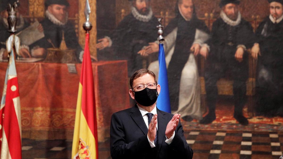 El president de la Generalitat, Ximo Puig, aplaude en el Palau de la Generalitat