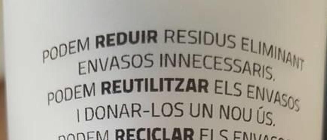 El polémico vaso con la palabra Podemos repetida en 4 ocasiones.