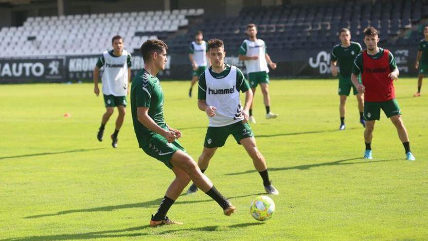 Raúl Alcaina novedad en la convocatoria del Castellón para el duelo ante La Nucía