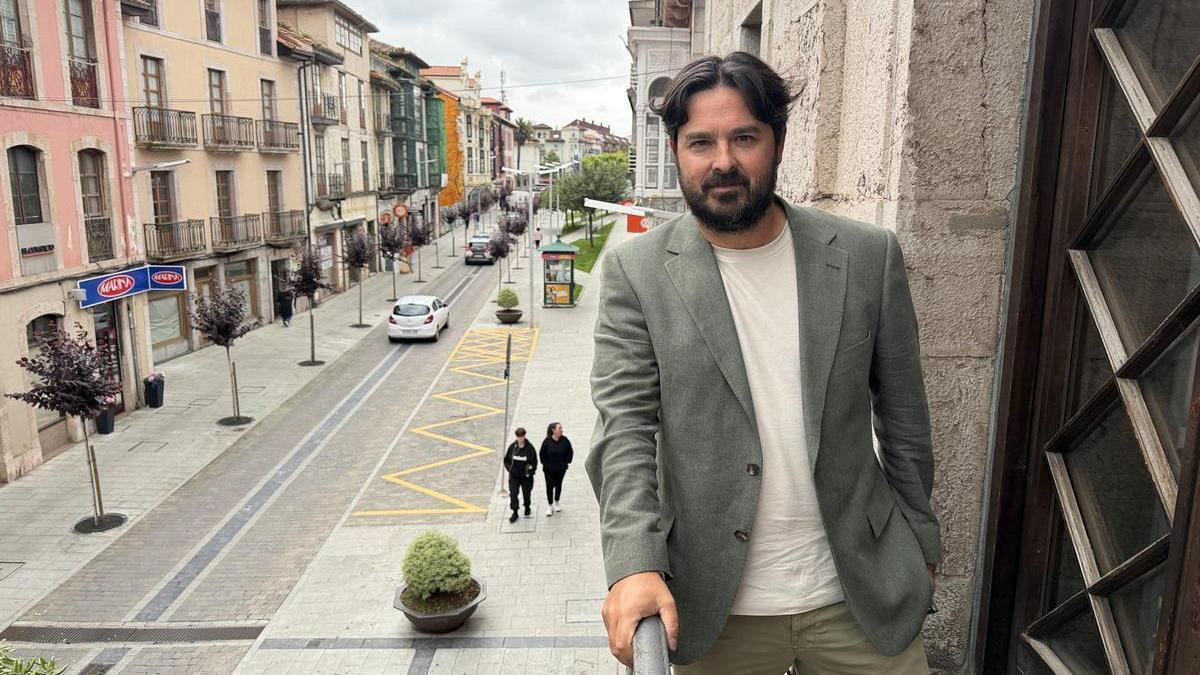 Enrique Riestra en el balcón del Ayuntamiento.
