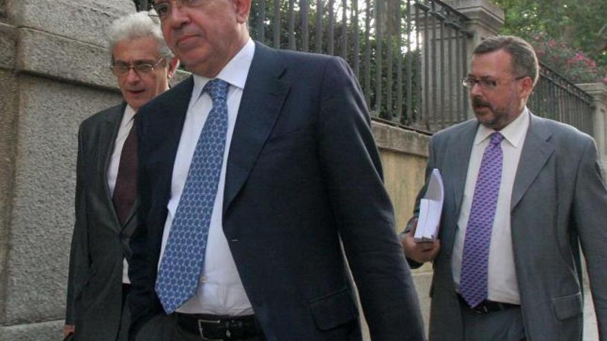 En primer término, Roberto López, ex director de CAM, con sus abogados.