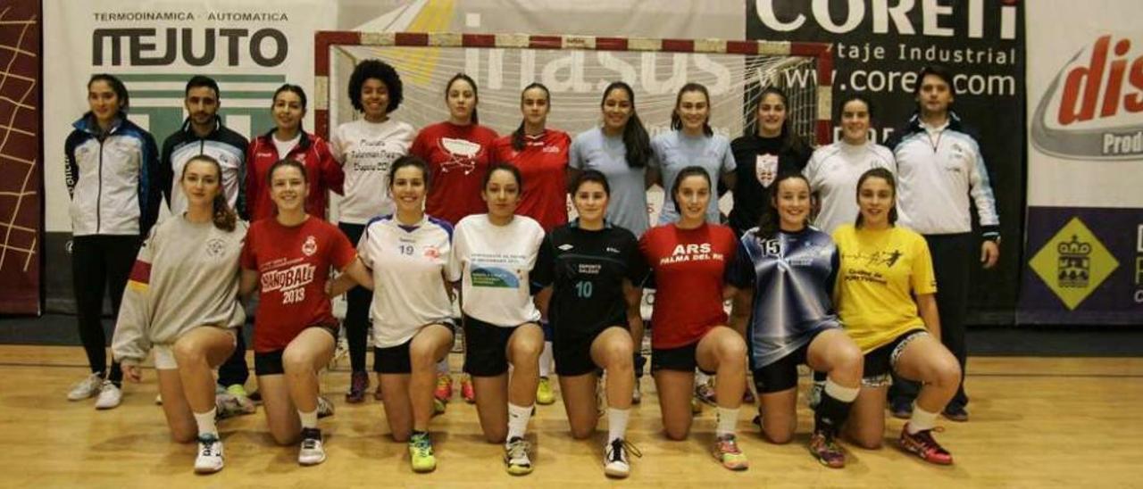 Cuerpo técnico y jugadoras de la selección gallega juvenil femenina, ayer, en el Lalín Arena. // Bernabé/Gutier