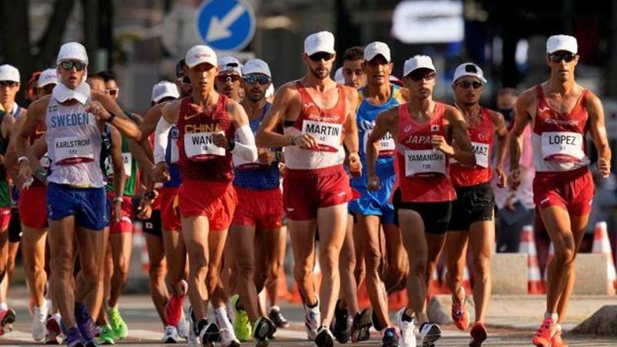 Álvaro Martín, en el centro, en el grupo de cabeza de la carrera de 20 kilómetros marcha.