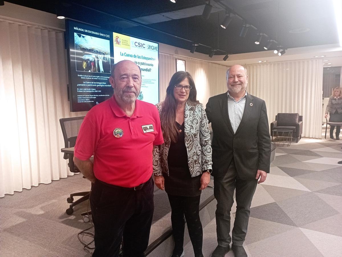 El espeleólogo José Enrique Sánchez, junto a la arqueóloga Carmen Íñiguez y el geólogo Juan José Durán, ayer en Ámbito Cultural.