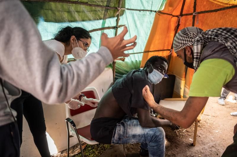 Protesta ante el campamento de Las Raíces por parte de migrantes y activistas