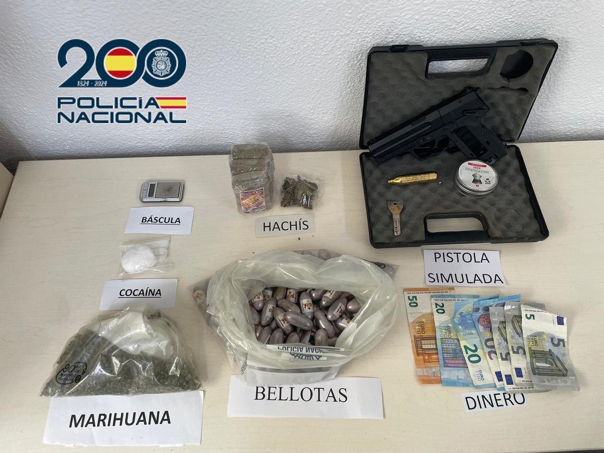 Droga y otros efectos intervenidos por la Policía en Alicante.