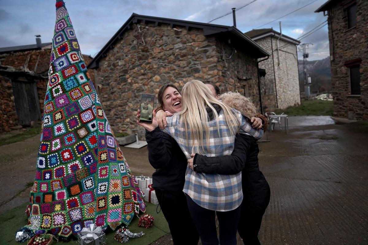 Vecinos de Manzaneda, León, celebran el Gordo de la Lotería de Navidad.