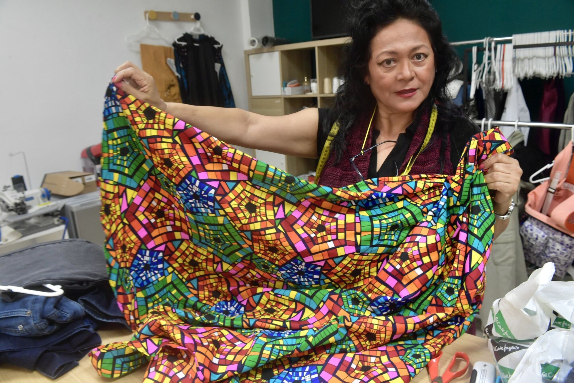 Confección de disfraces en el taller de costura Kallpa y puntos