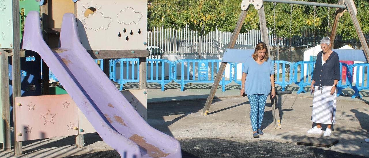 La alcaldesa y la concejala de Educación, en una visita a parques infantiles.