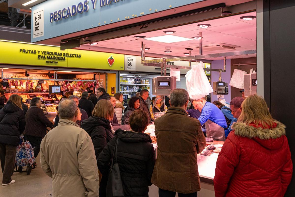 En imágenes | Llenazo en el Mercado Central para las últimas compras antes de Navidad