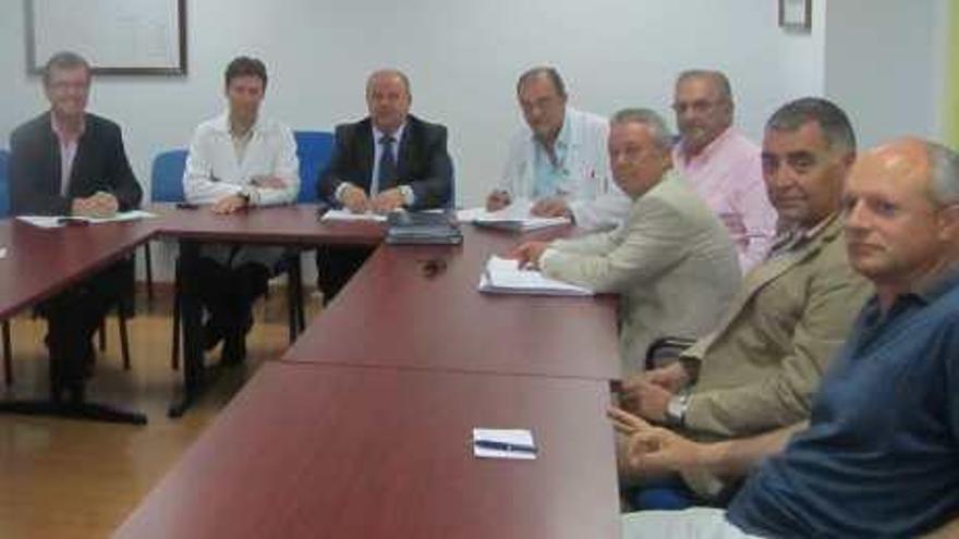 Imagen de la reunión, presidida por el alcalde de Almoradí.