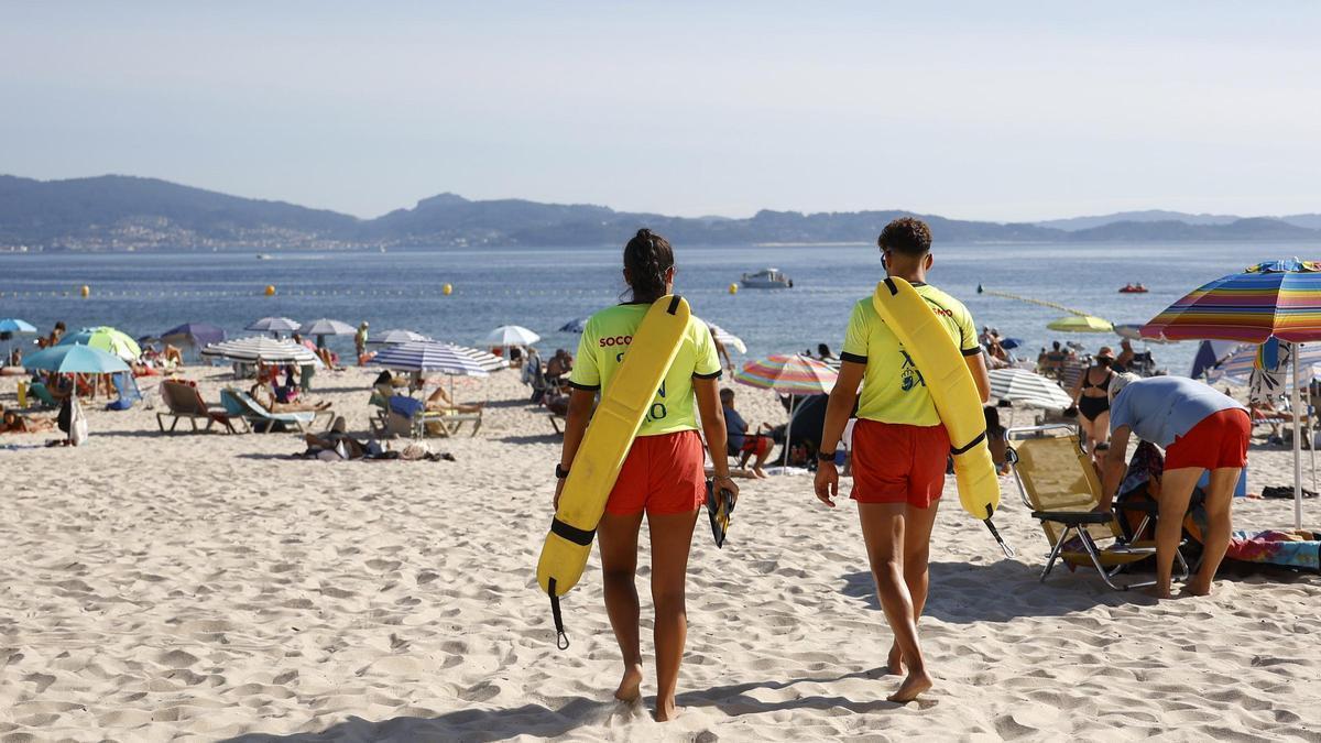Socorristas vigilando a los bañistas durante un día de verano en Galicia