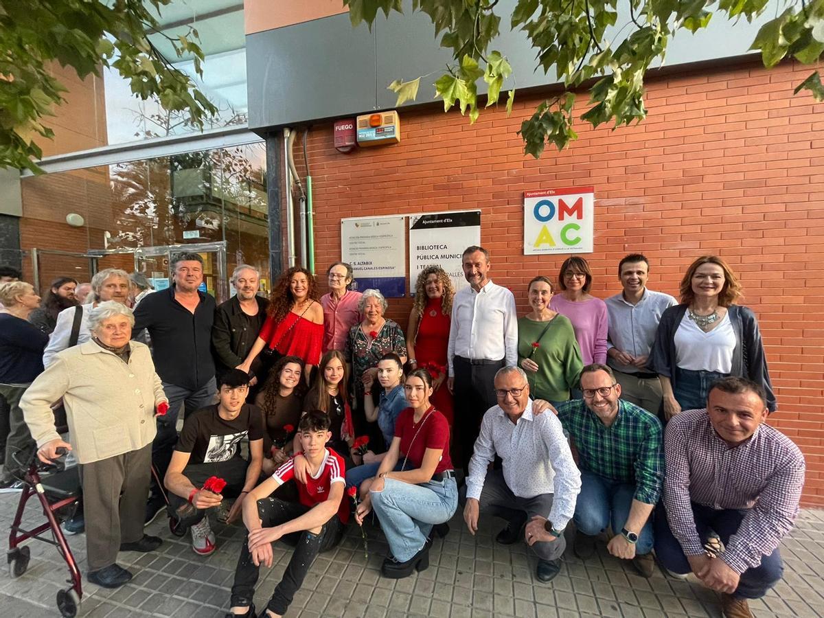 El alcalde y miembros del equipo de gobierno junto a familiares y amigos de Manuel Canales este viernes