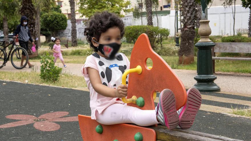 Una niña juega en un parque infantil en Rabat.