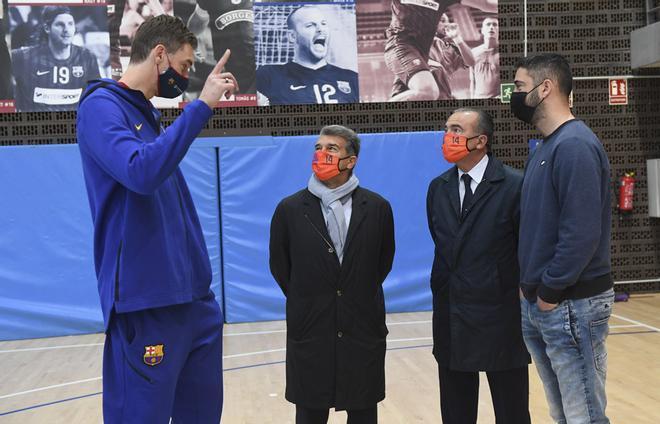 El nuevo presidente del FC Barcelona, Joan Laporta, y Rafa Yuste visitaron la Ciutat Esportiva Joan Gamper y coincidieron con Pau Gasol y Juan Carlos Navarro.