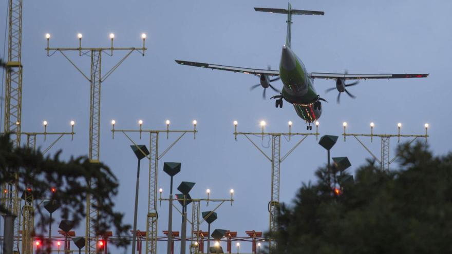 Un avión durante las maniobras de aterrizaje en el aeropuerto Tenerife Norte-Los Rodeos. | | DELIA PADRÓN