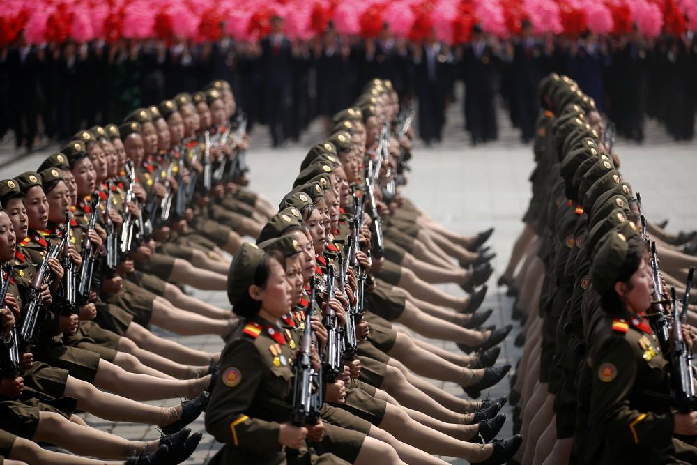 Desfile militar por la fiesta nacional de Corea del Norte.