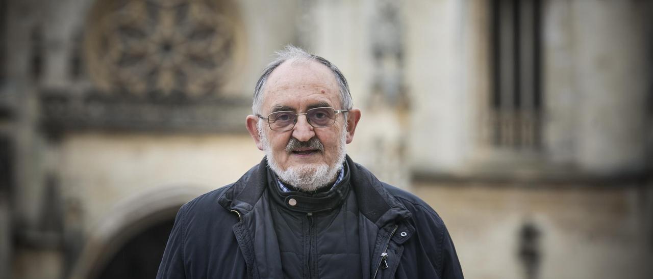 José María Hevia, en una imagen reciente, ante la Catedral.