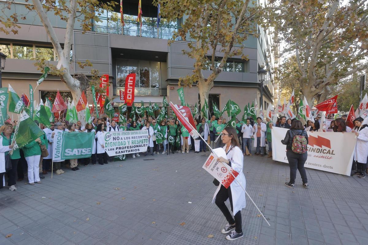 Protesta de sanitarios frente a la Conselleria en Valencia para exigir la jornada laboral de 35 horas.