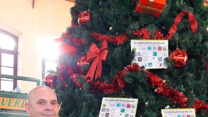 El vicepresidente de Acosevi, Salvador Bermúdez, con el árbol de Navidad del rodaje del anuncio de la lotería, en la plaza cubierta.