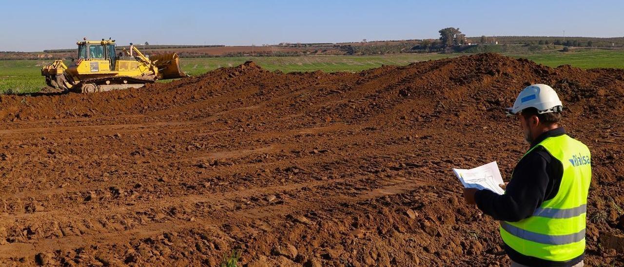 Primeros movimientos de tierra en La Rinconada, donde se construirá la Base Logística del Ejército de Tierra.