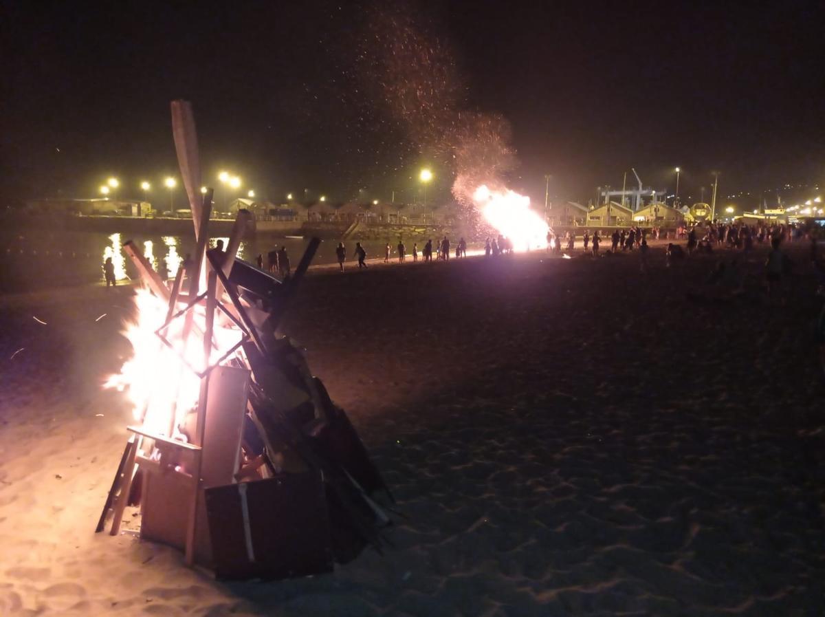 La playa de Banda do Río, que cuenta con bandera azul, con las hogueras de San Juan del verano pasado.