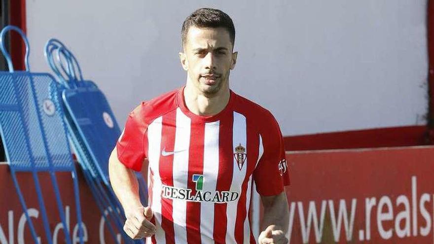 Hernán Santana conduce el balón, ayer en Mareo, durante su presentación con el Sporting.