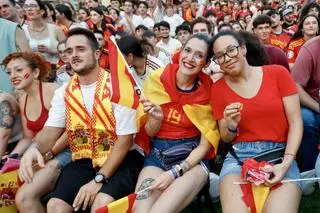 Las mejores imágenes de la afición española en la avenida Teniente Flomesta