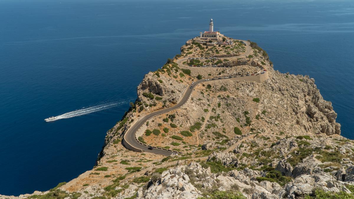 Luftbild der Zufahrtstraße zum Leuchtturm am Cap Formentor auf Mallorca.