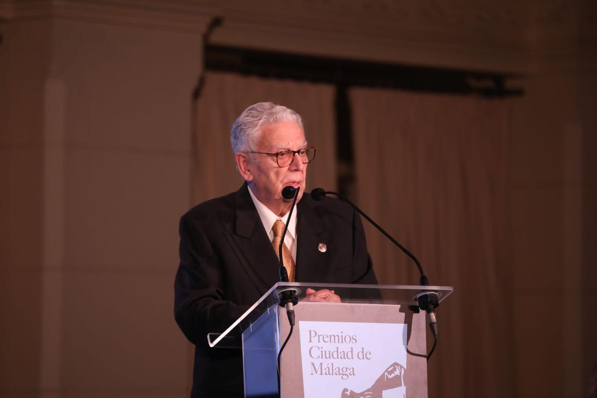 Rafael Domínguez de Gor, recibiendo el premio a Mayoral.