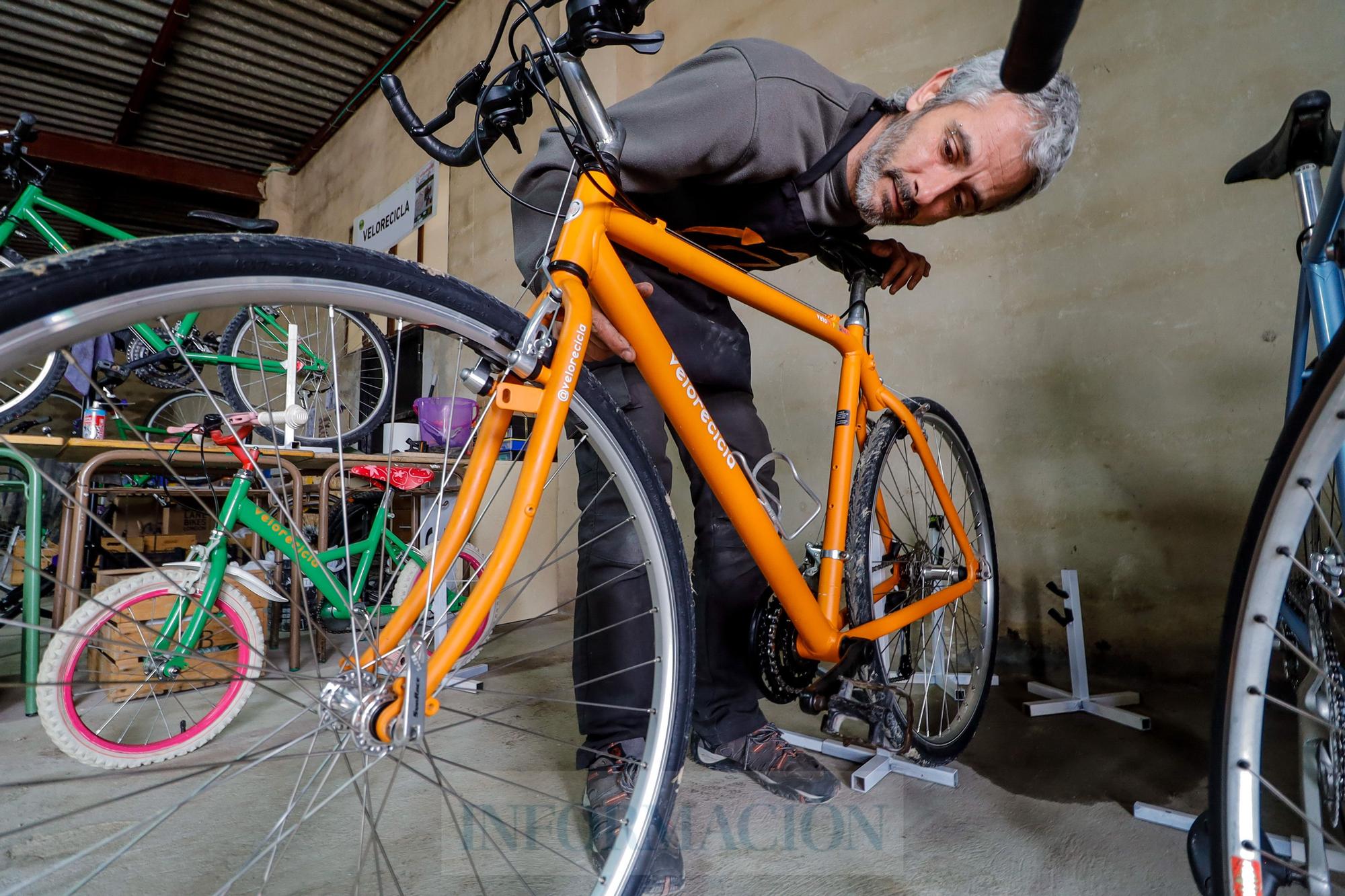Bicicletas recicladas, un vehículo para la integración