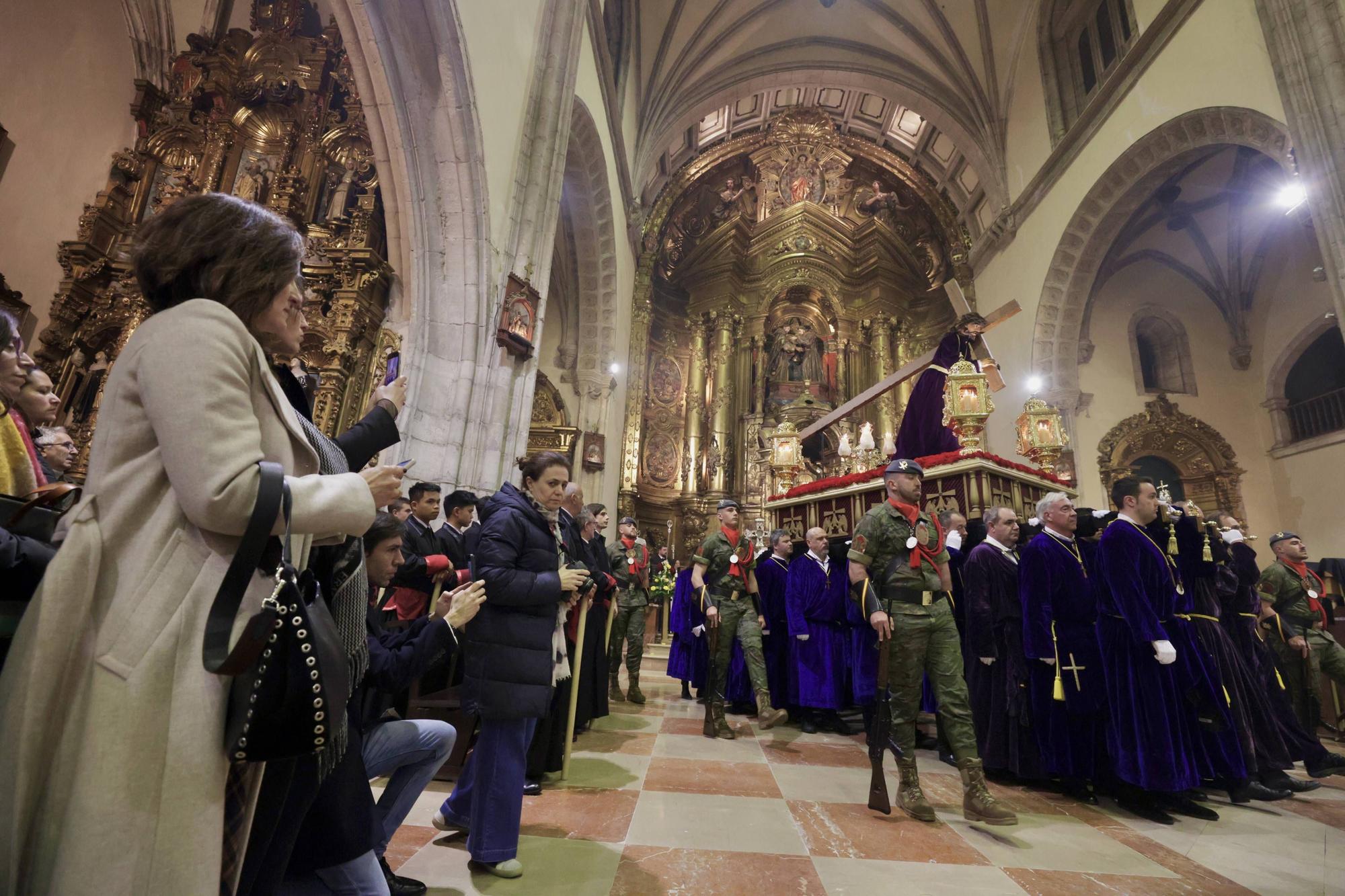 La lluvia chafa al Señor de Oviedo y obliga a suspender la procesión del Nazareno