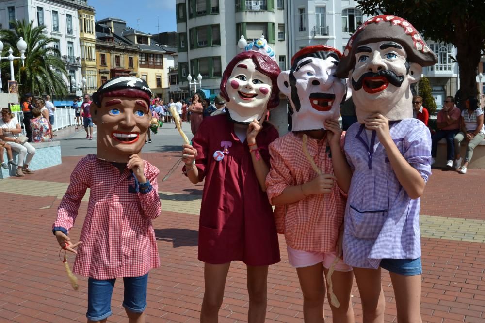 Tradicional desfile de gigantes y cabezudos en Luarca