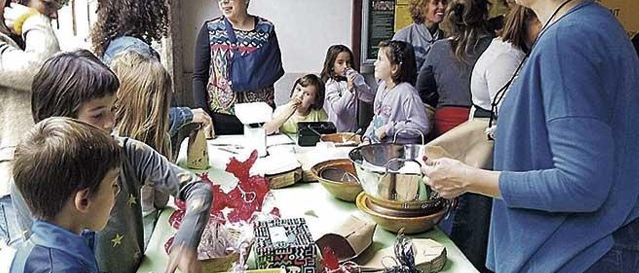 Alumnes, pares i mestres col·laboraren en les activitats del CEIP Mestre Colom, que recaptaren prop de 3.600 euros.