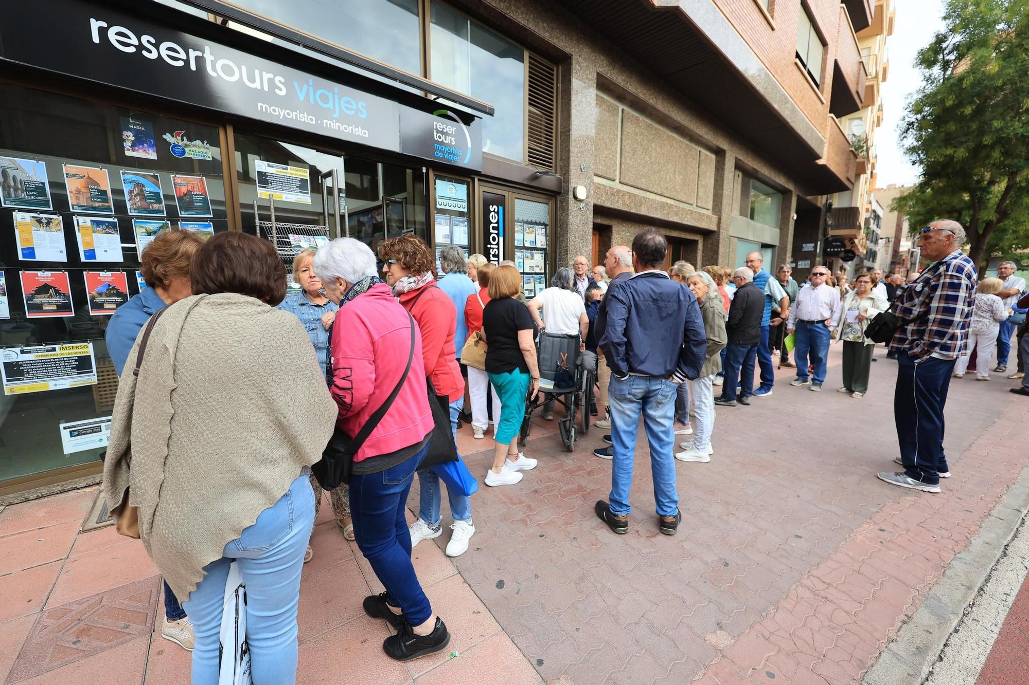Alud de jubilados en las agencias de Castellón para 'cazar' un viaje del Imserso