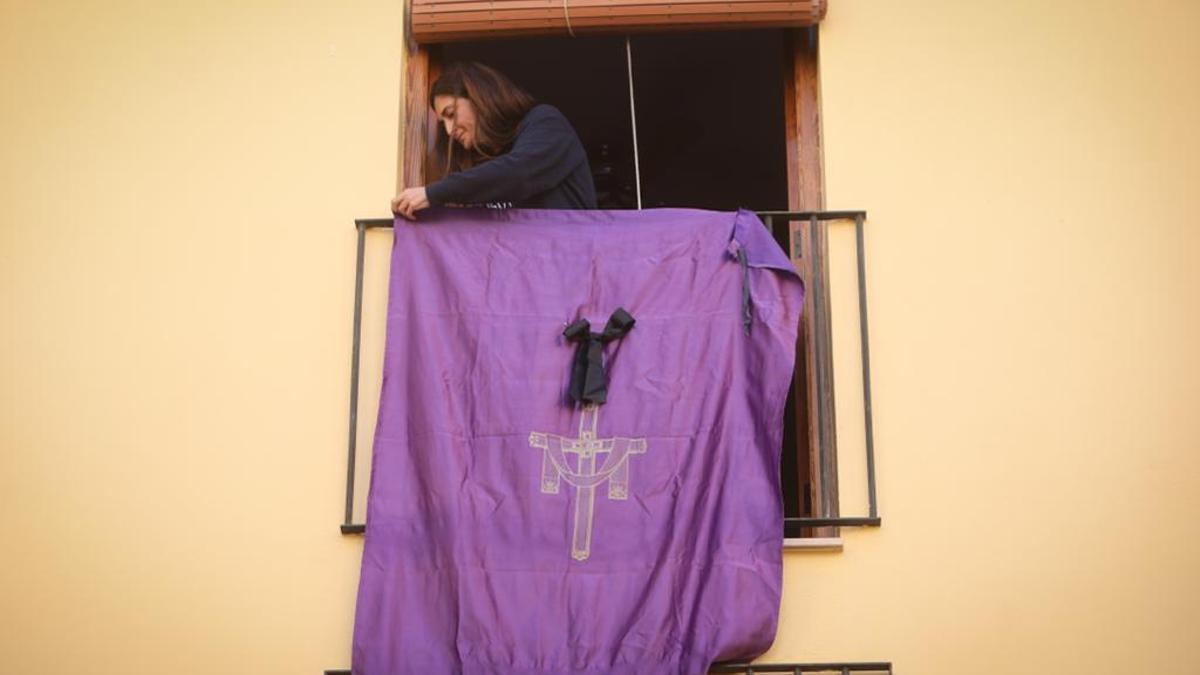 Veva Martínez, colocando la banderola con el crespón negro.