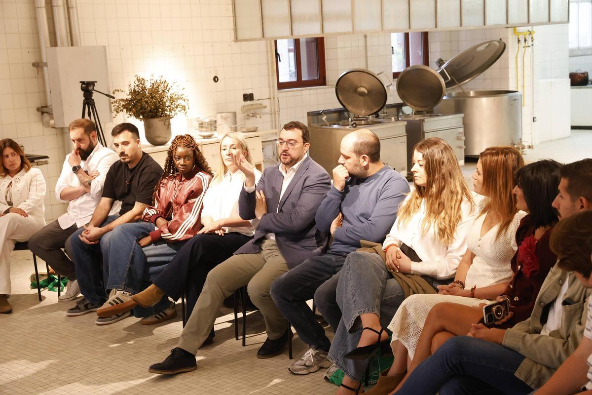Barbón reúne en Gijón a creadores de contenido de Asturias para escuchar sus propuestas sobre el sector digital