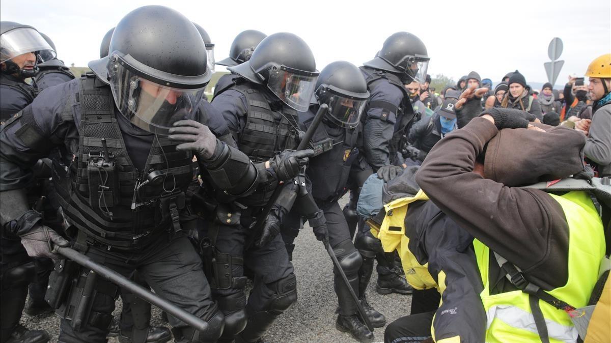 zentauroepp42684940 figueres protestes detencio puigdemont   tall autopista 27 0180327124855