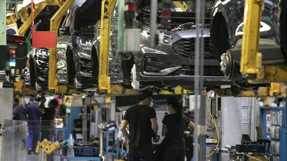 Trabajadores dentro de la planta de producción de Ford Almussafes.