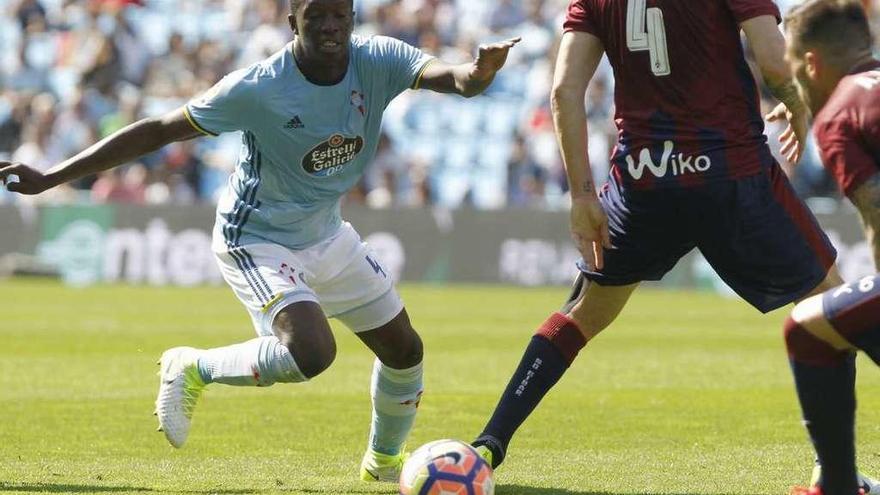 Pape Cheikh intenta superar a Ramis, central del Eibar. // Jose Lores