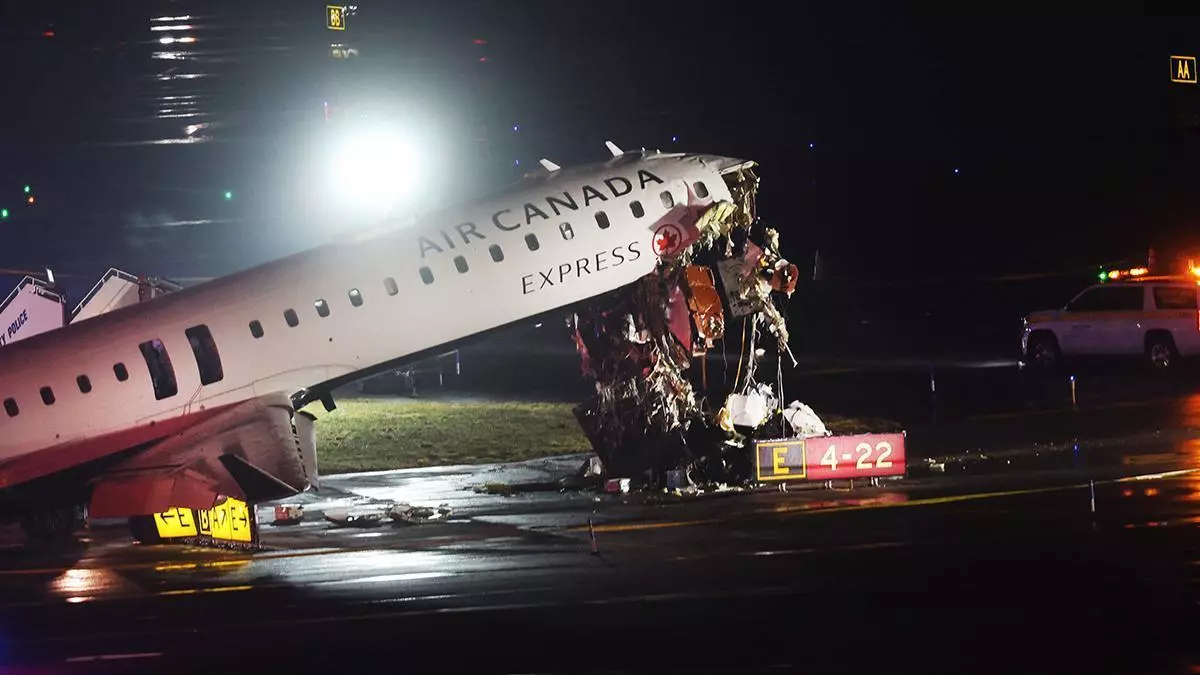 El accidente de un avión deja al menos dos muertos y obliga a cerrar el aeropuerto de LaGuardia de Nueva York
