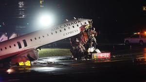 L'accident d'un avió deixa almenys dos morts i obliga a tancar l'aeroport de LaGuardia de Nova York