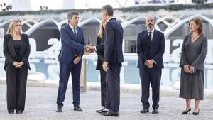 El presidente del Gobierno, Pedro Sánchez, saluda al presidente de la Generalitat valenciana, Carlos Mazón, a su llegada al homenaje a las víctimas de la dana, en el Museo de las Ciencias Príncipe Felipe, a 29 de octubre de 2025, en Valencia, Comunidad Valenciana (España). Sus Majestades los Reyes y otros cargos institucionales asisten al funeral de estado en memoria de las víctimas de la dana, coincidiendo con el primer aniversario de la catástrofe. 29 OCTUBRE 2025;HOMENAJE;DANA;REYES;FUNERAL DE ESTADO; Rober Solsona / Europa Press 29/10/2025. CARLOS MAZÓN;PEDRO SÁNCHEZ;Rober Solsona;category_code_sho