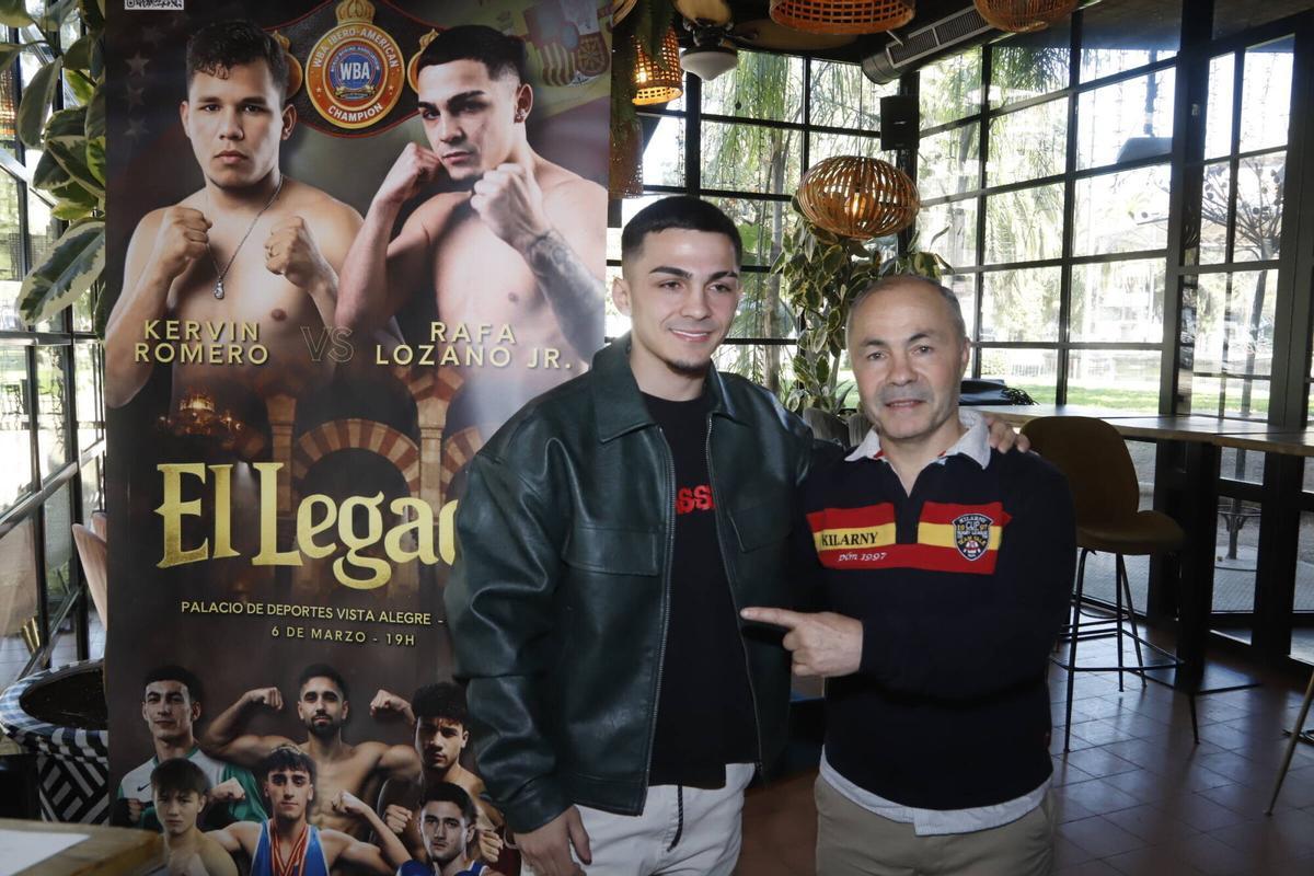 Rafa Lozano Jr., junto a su padre, el exboxeador Rafael Lozano, en la gala de presentación del certamen.