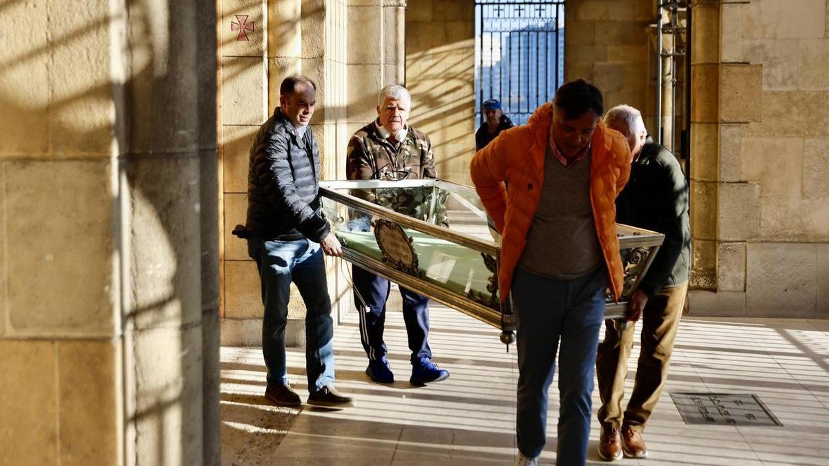 VÍDEO: Sacan al Cristo yacente del sepulcro de San Pedro y comienzan los preparativos de las procesiones en Gijón